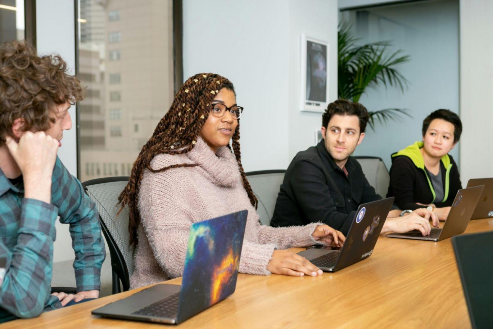 Blick auf einen Schreibtisch mit Finanzunterlagen und Laptop während einer Buchhaltungssitzung